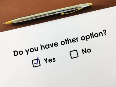 Bir kişi soruya cevap veriyor. Kişinin başka bir seçeneği vardır..