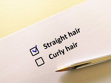 Bir kişi soruya cevap veriyor. Düz saçı seçiyor..