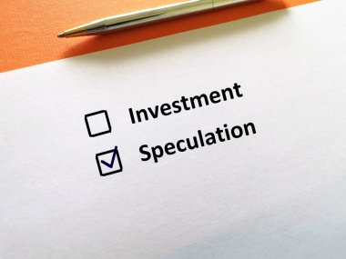 Bir kişi soruya cevap veriyor. Spekülasyonu seçiyor.