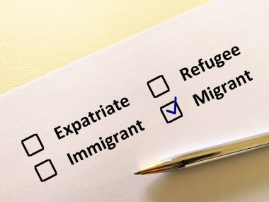 Bir kişi soruya cevap veriyor. O bir göçmen..