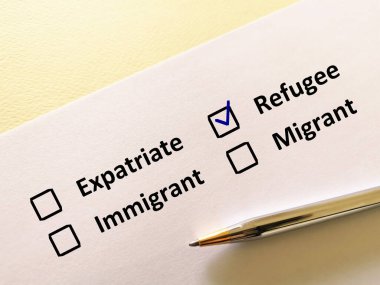 Bir kişi soruya cevap veriyor. O bir mülteci..