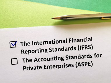 Bir kişi soruya cevap veriyor. Uluslararası mali raporlama standartlarını (IFRS)