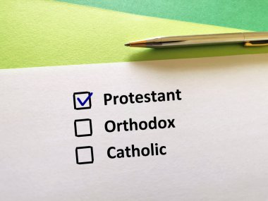 Bir kişi soruya cevap veriyor. Protestanı seçiyor..