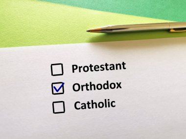 Bir kişi soruya cevap veriyor. Ortodoks olmayı seçiyor..