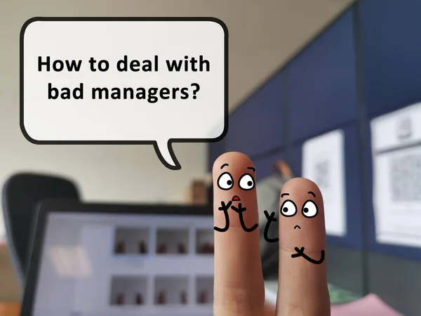 两个手指在工作时被装饰成两个人 他们正在讨论如何对付工作中的坏经理 — 图库照片