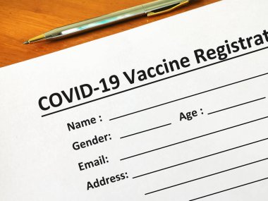 Bir kişi Covid-19 aşı tescilini dolduruyor..