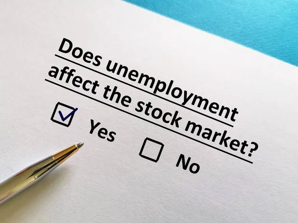 Una Persona Está Respondiendo Pregunta Sobre Desempleo Mercado Valores Persona — Foto de Stock