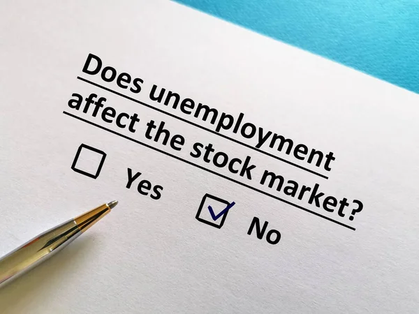 Una Persona Está Respondiendo Pregunta Sobre Desempleo Mercado Valores Persona — Foto de Stock