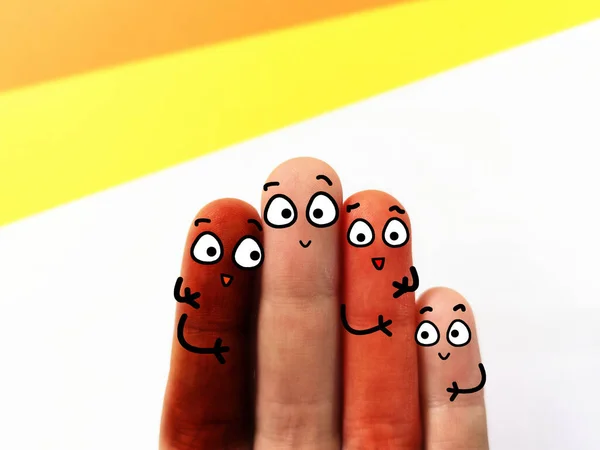 4本の指が4人として飾られている 肌の色が違う 彼らには良い関係が — ストック写真
