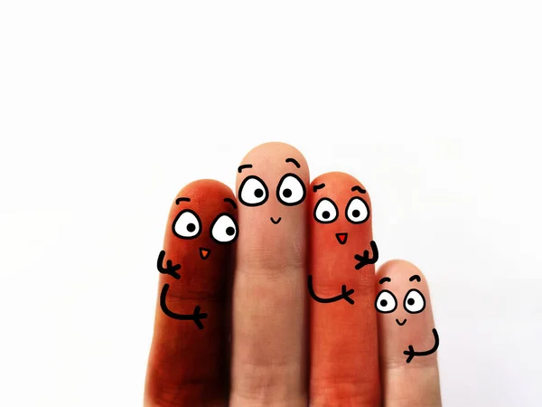 四个手指装饰成四个人 它们有不同的皮肤颜色 他们关系很好 — 图库照片