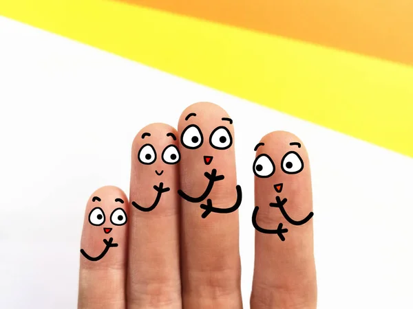 4本の指が4人として飾られている 肌の色が違う 彼らには良い関係が — ストック写真