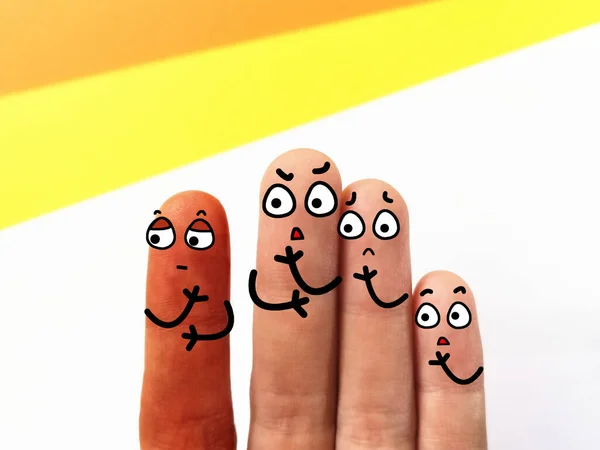 Четыре Пальца Украшены Четыре Человека Трое Дискриминируют Друга Которого Другой — стоковое фото