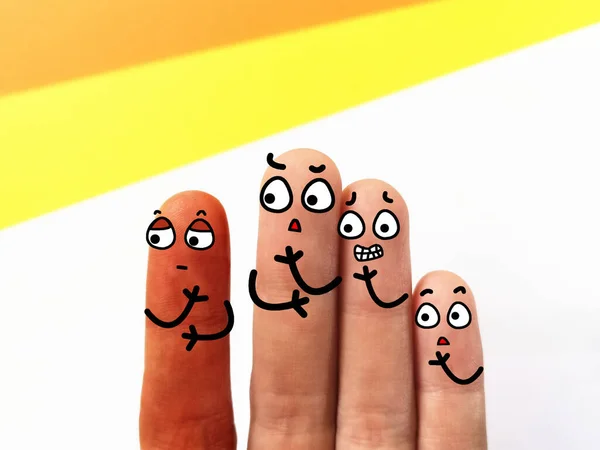 Четыре Пальца Украшены Четыре Человека Трое Дискриминируют Друга Которого Другой — стоковое фото