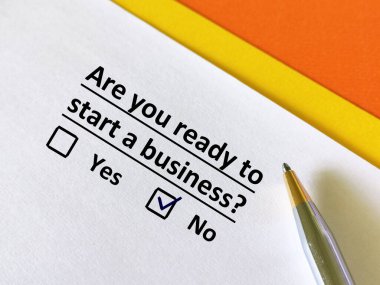 Bir kişi soruya cevap veriyor. Henüz bir işe başlamaya hazır değil..