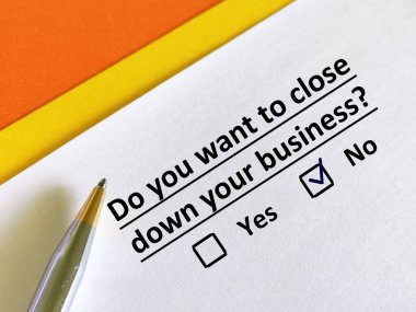 Bir kişi soruya cevap veriyor. O, işini kapatmak istemiyor..