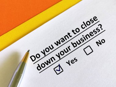 Bir kişi soruya cevap veriyor. İşyerini kapatmak istiyor..