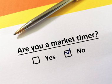 Bir kişi ticaretle ilgili soruya cevap veriyor. O bir piyasa zamanlayıcısı değil..