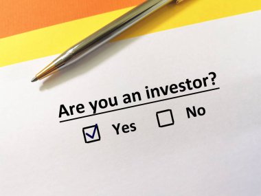 Bir kişi ticaretle ilgili soruya cevap veriyor. O bir yatırımcı..