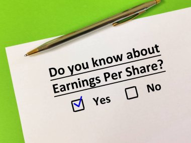 Bir kişi ticaretle ilgili soruya cevap veriyor. Hisse başına kazancı biliyor..