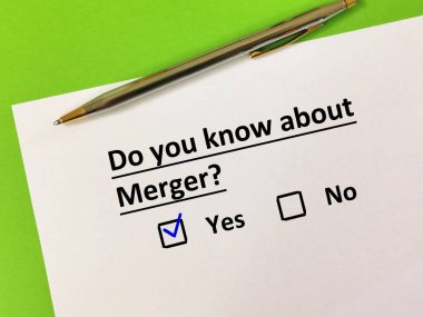 Bir kişi ticaretle ilgili soruya cevap veriyor. Birleşmeden haberi var..