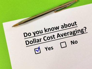 Bir kişi ticaretle ilgili soruya cevap veriyor. Dolar maliyetinin ortalamasını biliyor..