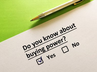 Bir kişi ticaretle ilgili soruya cevap veriyor. Güç satın almayı biliyor..