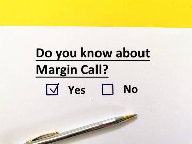 Bir kişi ticaretle ilgili soruya cevap veriyor. Marj aramasını biliyor..