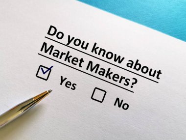 Bir kişi ticaretle ilgili soruya cevap veriyor. Pazarlamacıları biliyor..