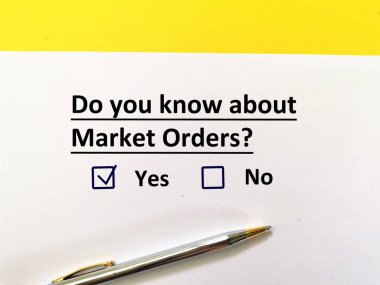 Bir kişi ticaretle ilgili soruya cevap veriyor. Piyasa siparişlerini biliyor..