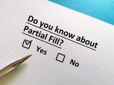 Bir kişi ticaretle ilgili soruya cevap veriyor. Kısmi dolguyu biliyor..