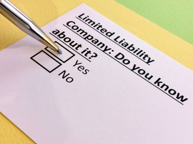 Sınırlı mesuliyet şirketi hakkında bir kişi soru cevaplıyor..