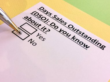 Bir kişi günlerce süren satışlarla ilgili soruya cevap veriyor (DSO).