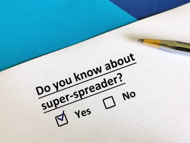 Bir kişi salgınla ilgili soruya cevap veriyor. Süper yayıcıyı biliyor..