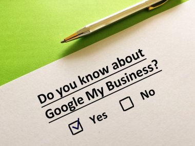 17 HAZİRAN 2021, KUALA LUMPUR: Çevrimiçi pazarlama hakkındaki soruları bir kişi cevaplıyor. Google My Business 'ı biliyor..