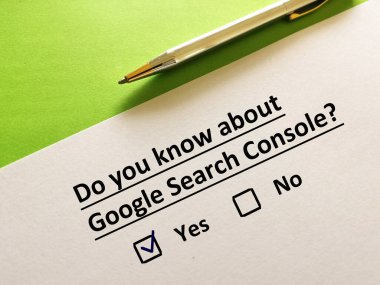 17 HAZİRAN 2021, KUALA LUMPUR: Çevrimiçi pazarlama hakkındaki soruları bir kişi cevaplıyor. Google arama konsolunu biliyor.