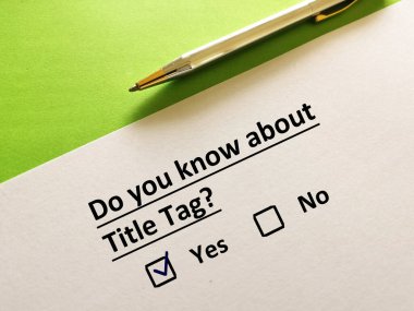 Bir kişi çevrimiçi pazarlama ile ilgili soruya cevap veriyor. Başlık etiketini biliyor..