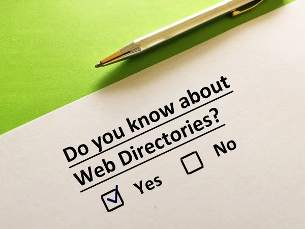 Bir kişi çevrimiçi pazarlama ile ilgili soruya cevap veriyor. Web dizinlerini biliyor..