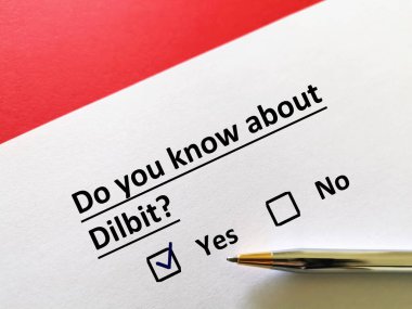 Bir kişi petrol ve gaz ile ilgili soruya cevap veriyor. Dilbit 'i biliyor..