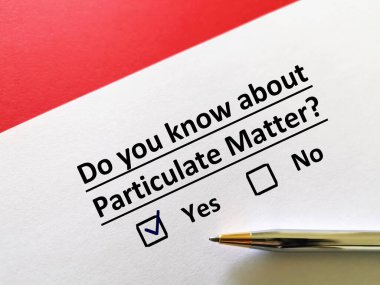 Bir kişi petrol ve gaz ile ilgili soruya cevap veriyor. Partikül maddesini biliyor..