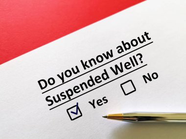 Bir kişi petrol ve gaz ile ilgili soruya cevap veriyor. Uzaklaştırmayı iyi biliyor..