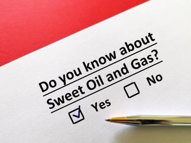 Bir kişi petrol ve gaz ile ilgili soruya cevap veriyor. Tatlı yağ ve gaz hakkında bilgisi var..