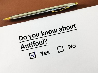 Bir kişi turizmle ilgili soruya cevap veriyor. Antifoul 'u biliyor..