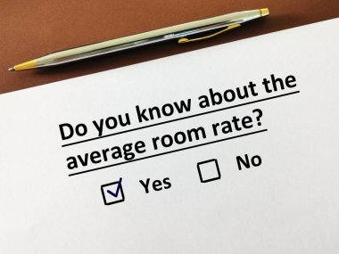 Bir kişi turizmle ilgili soruya cevap veriyor. Ortalama oda ücretini biliyor..