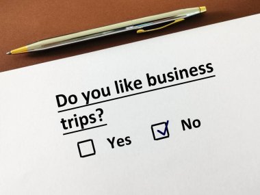 Bir kişi turizmle ilgili soruya cevap veriyor. İş gezilerini sevmez..