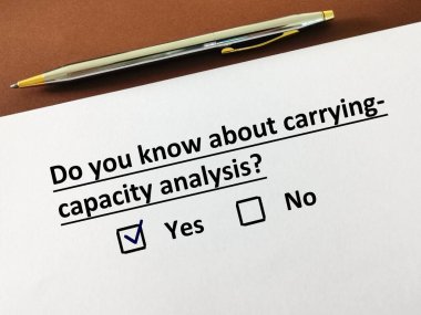 Bir kişi turizmle ilgili soruya cevap veriyor. Kapasite analizini biliyor..