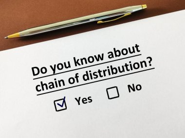 Bir kişi turizmle ilgili soruya cevap veriyor. Dağıtım zincirini biliyor.