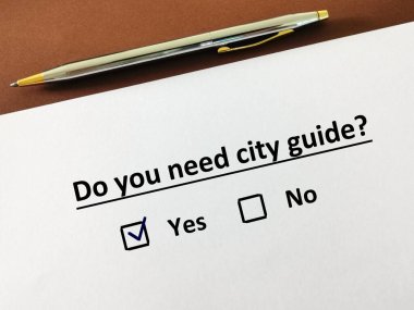 Bir kişi turizmle ilgili soruya cevap veriyor. Şehir rehberine ihtiyacı var..