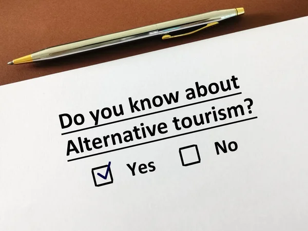 Una Persona Está Respondiendo Pregunta Sobre Turismo Sabe Turismo Alternativo — Foto de Stock