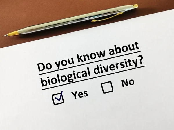 Eén Persoon Beantwoordt Vraag Toerisme Hij Weet Van Biologische Diversiteit — Stockfoto