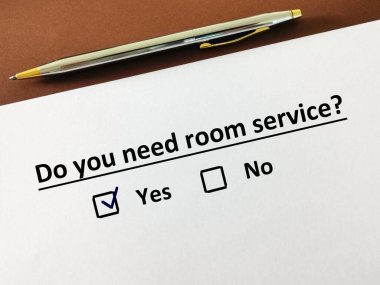Bir kişi turizmle ilgili soruya cevap veriyor. Oda servisine ihtiyacı var..